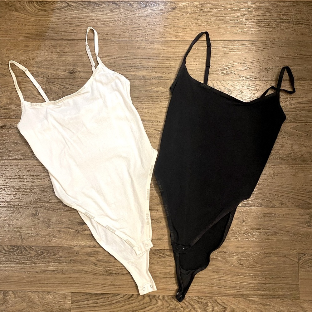 Set of two Skims logo bodysuits